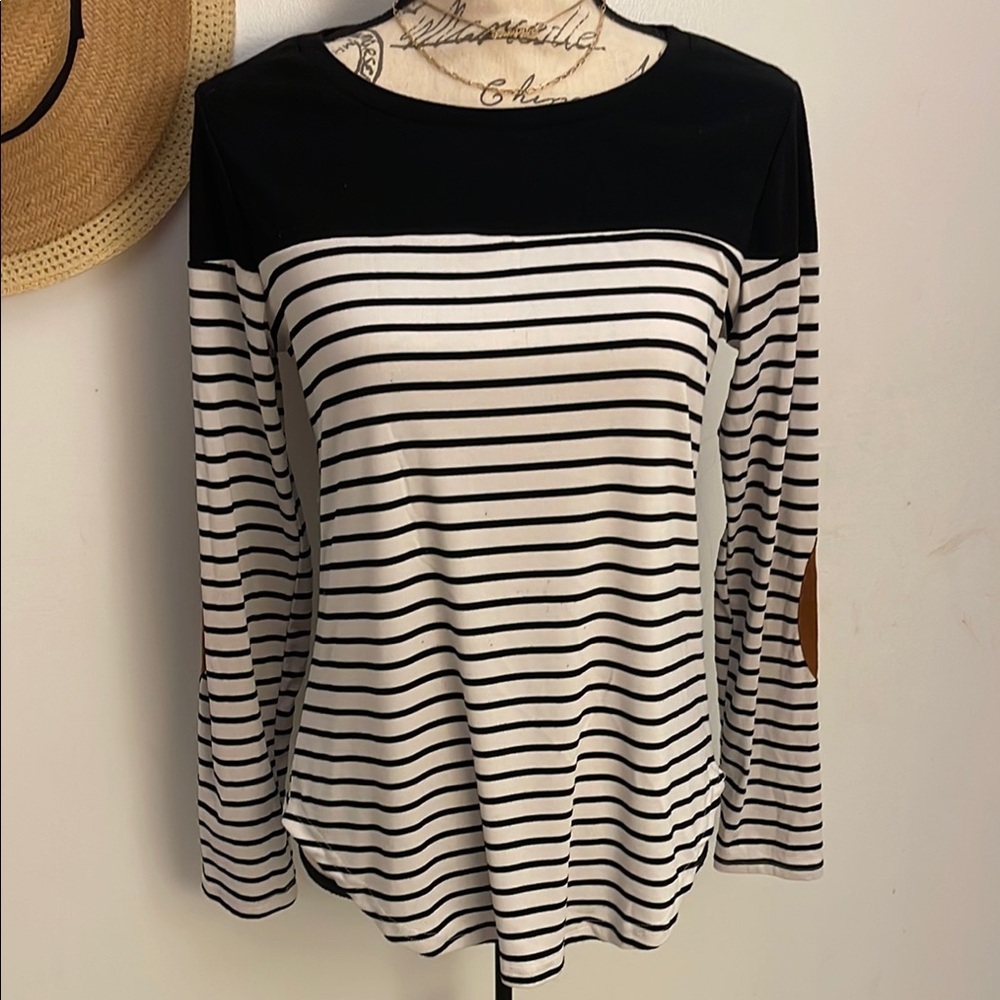A’gasi | Women’s Black and White Striped Women's Top Size M